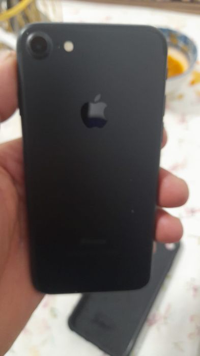 Телефон IPhone 7