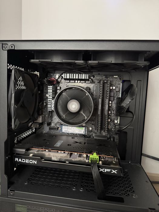 PC Gaming Ryzen 7 + RX 6650 XT – 1 an, stare impecabilă