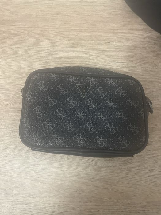 Guess чанта за принадлежности/клъч