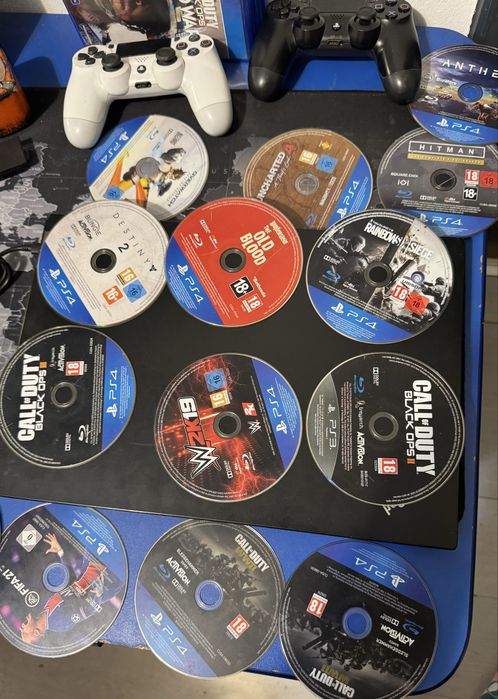 Vand 2 controllere PS4 + 18 jocuri