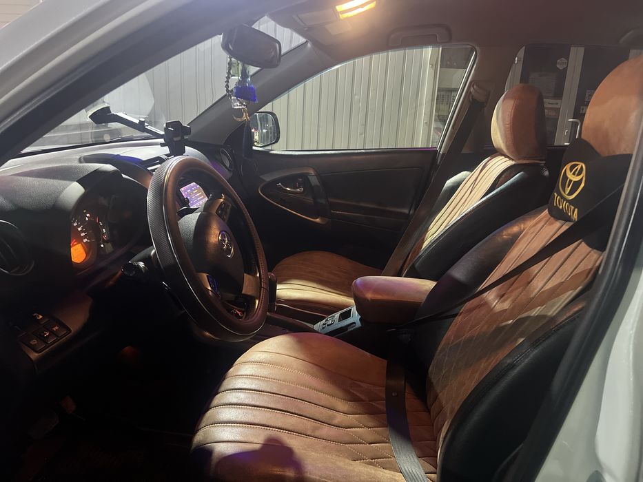 Срочно продается машина Toyota RAV4