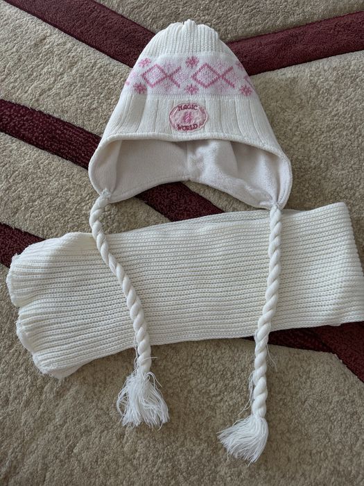 Шапка с шарфом белого цвета