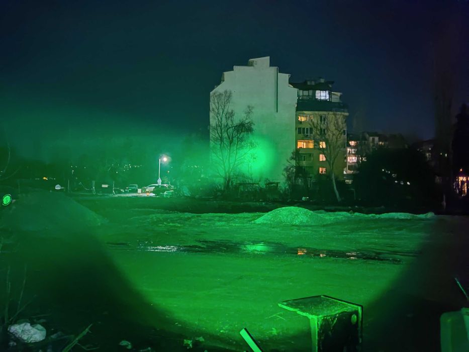 Продавам фенер със зелена светлина за лов и риболов и стойки за монтаж