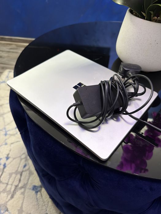 Microsoft Surface Laptop – Model 1943 – Pentru piese sau reparație