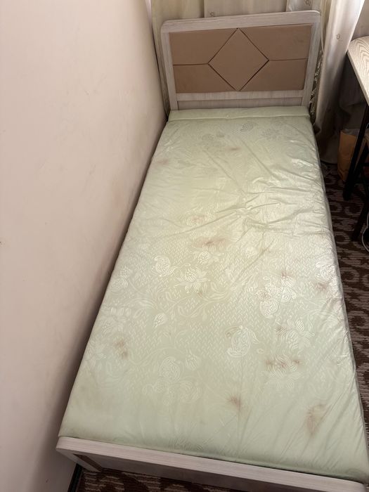 Диван и шкаф для дома