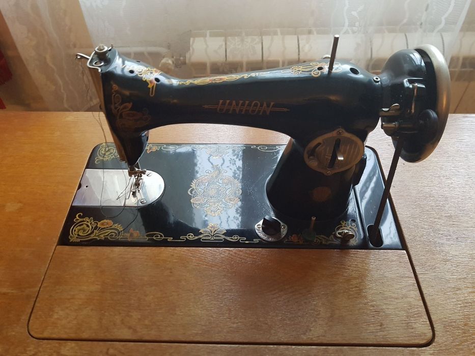 Продавам руска крачна шевна машина Юнион