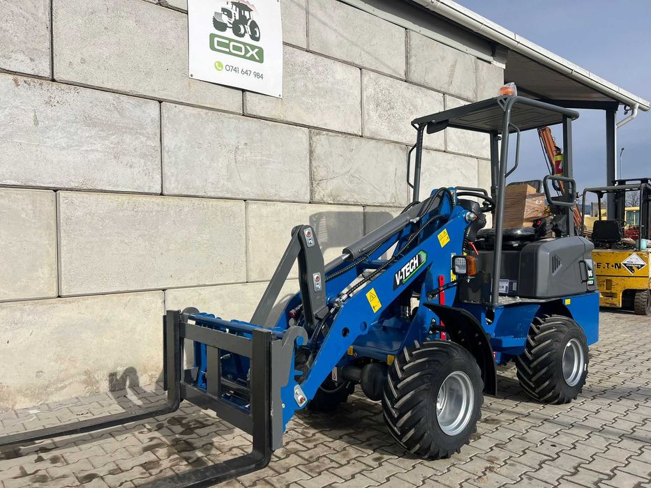 Електрически челен товарач V-TECH 606 | Повдига 1100 кг | Кофа, вилици, бързосменник | НОВ + Видео