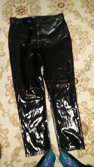 Pantaloni de piele lacuita H&M