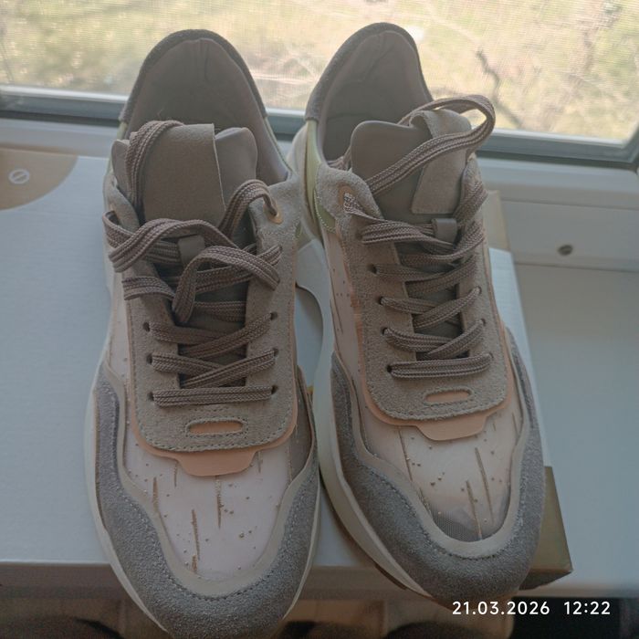 Кроссовки женские