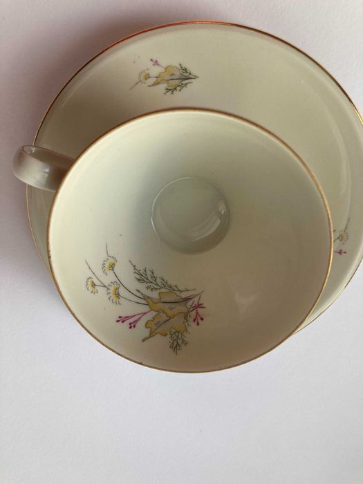 стара чашка за кафе със златен кант- порцелан