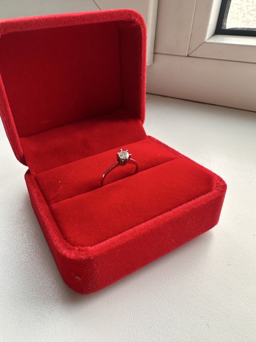 Кольцо белое золото с бриллиантом