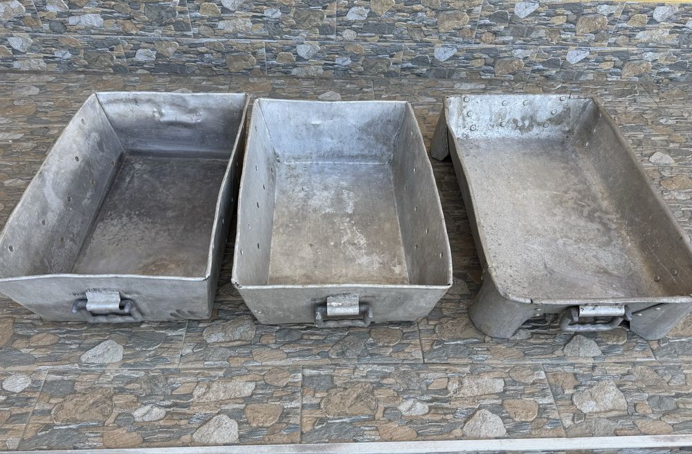 Vând 4 lazi din aluminiu pentru carne,preparate,etc
