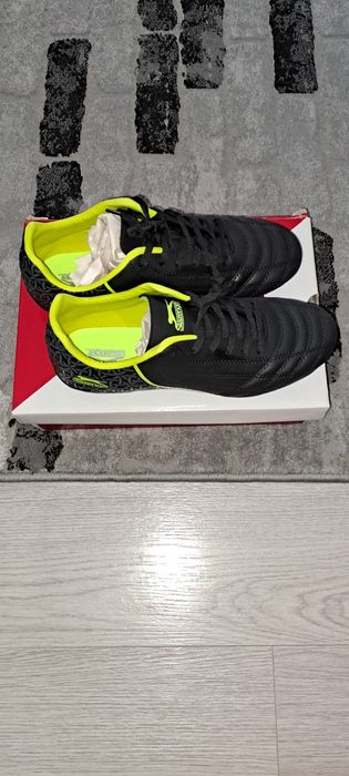 Vând adidasi mărimea 41