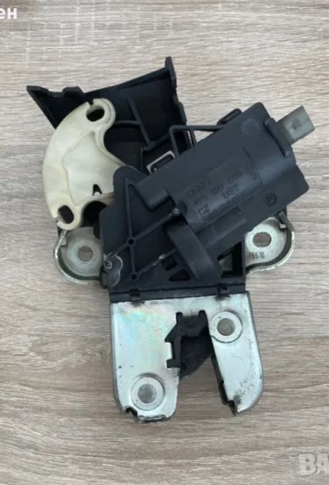 Брава на вратата на багажникът VW