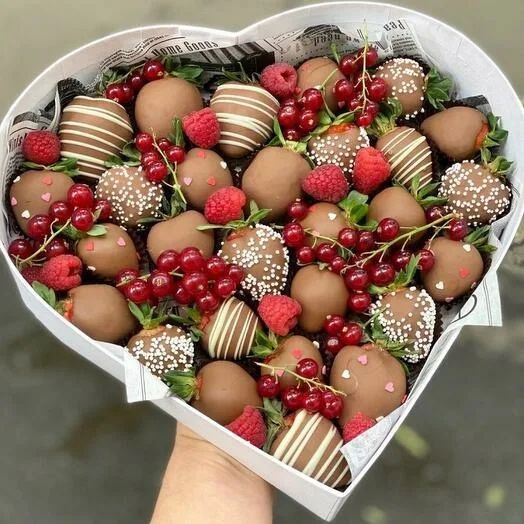 Клубника в шоколаде подарок