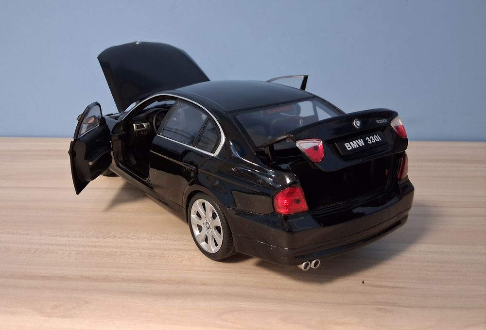 BMW 330i (E90) 1:18 Welly