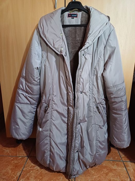 Vand geaca groasa și lunga, de femei, XXL, ca noua.
