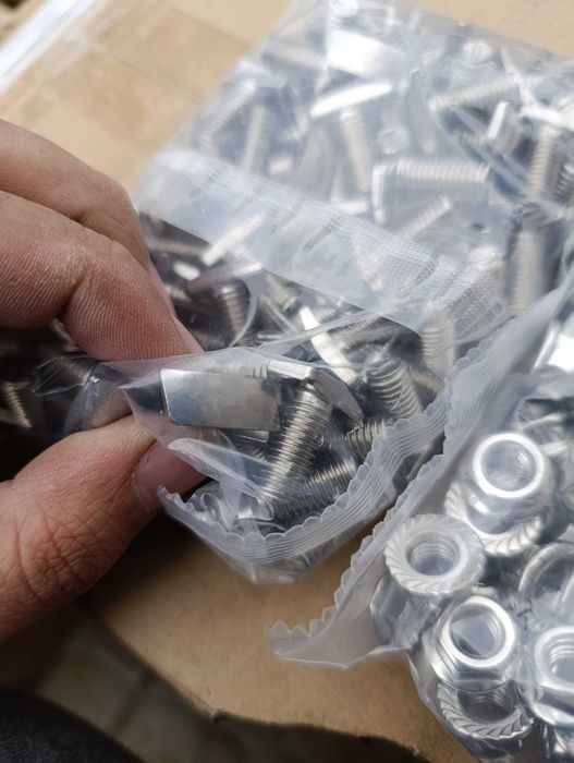 Set surub cap de ciocan inox M8×18 mm + piulita flansa autoblocanta