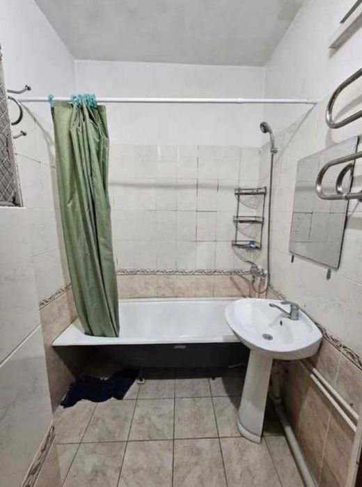 Tinchlik metroga yaqin qizlarga