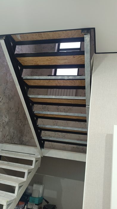 Надо обшит лестницу бюджет 700000 тг