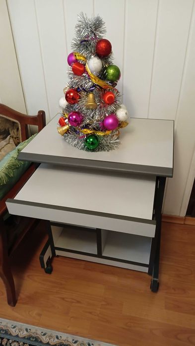 продам столик компьютерный