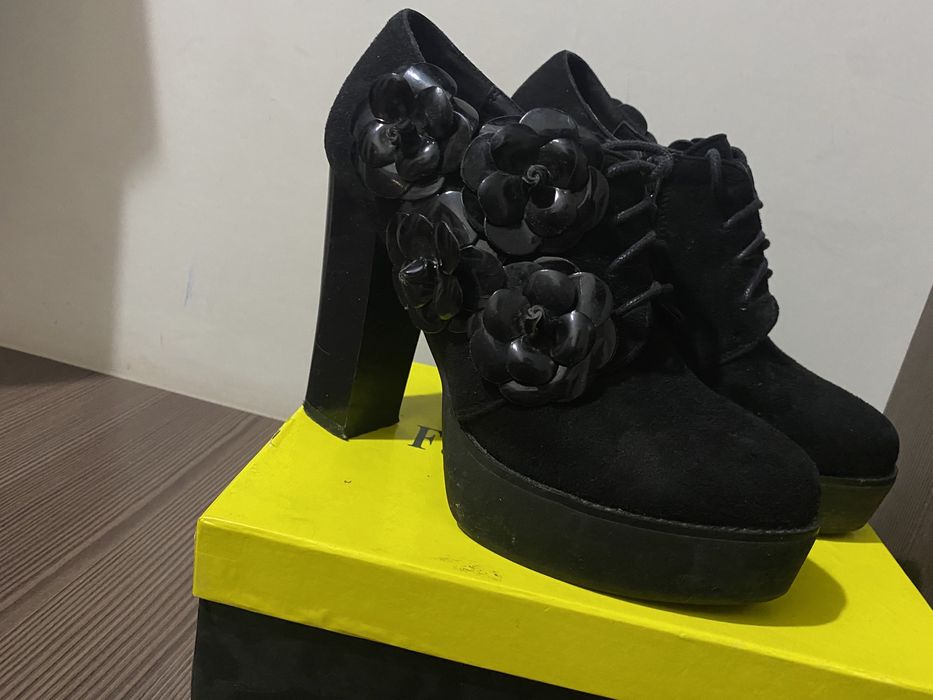 Биік өкшелі аяқ киім