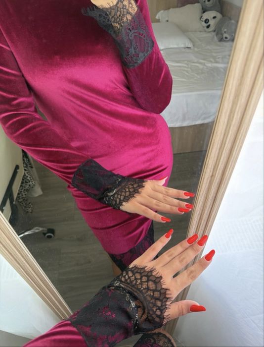 Rochie burgundie din catifea cu dantela neagra