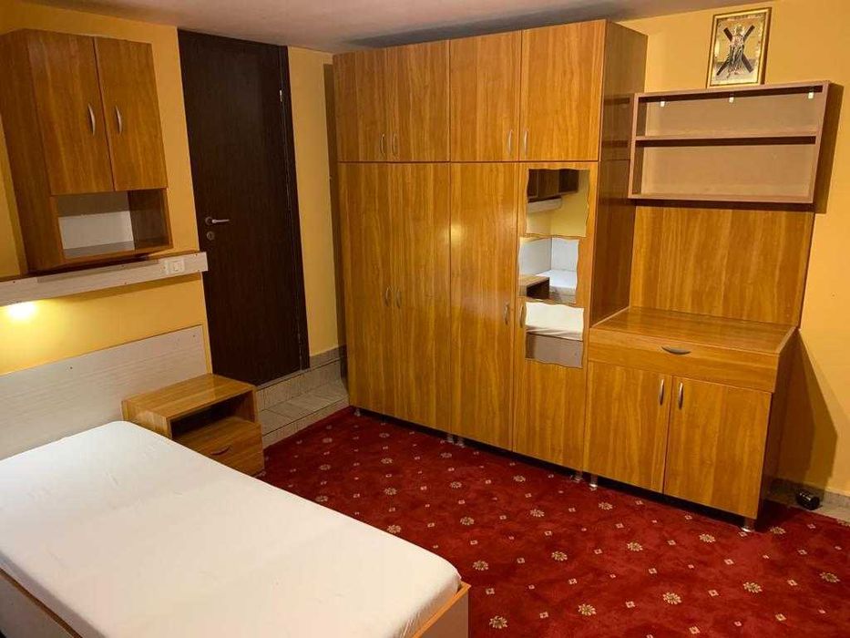 Închiriez apartament 1 cameră, la vilă, intrare separată, zona Copou, complet mobilat și utilat pentru 1 sau 2 persoane.