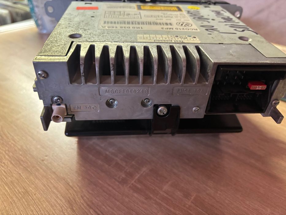 оригинално автомобилно радио VW RCD210 MP3 (модел 1K0 035 156 A)