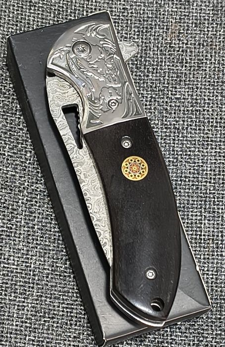 Сгъваем нож с острие имитиращо дамаска