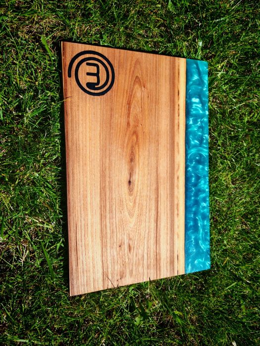 Дъспенсъри за алкохол и дъски от дърво и епоксидна смола