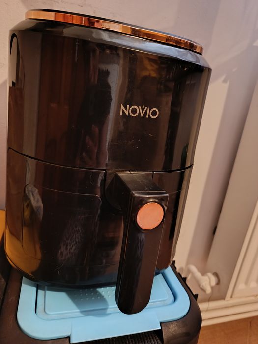 Air Fryer  cu grilaj și tava de silicon 100lei