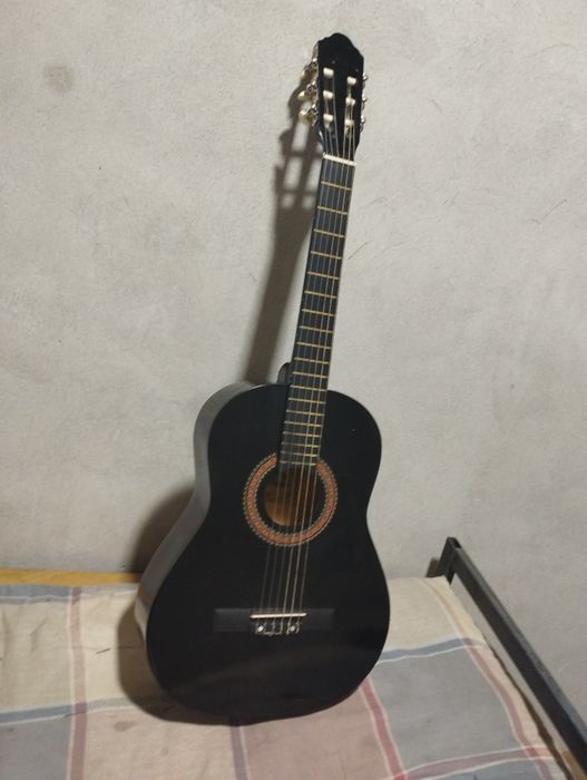 Klassichiskiy gitara  sotiladi