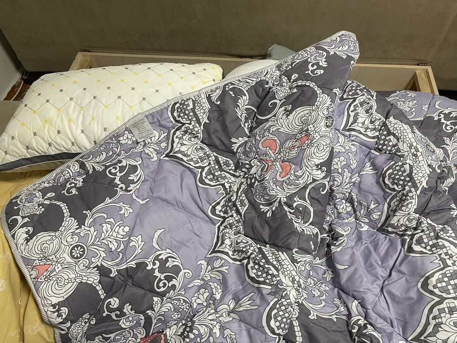 Продам 4 подушки  и одеяло  полуторка