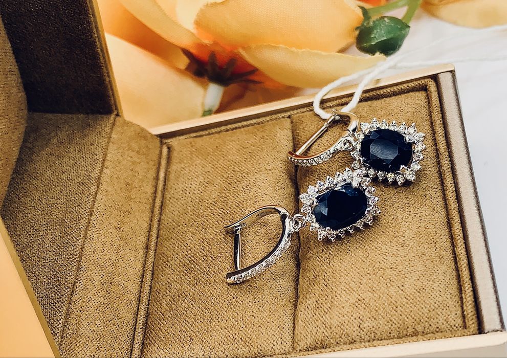 Изящные золотые серьги с бриллиантами и Сапфирами