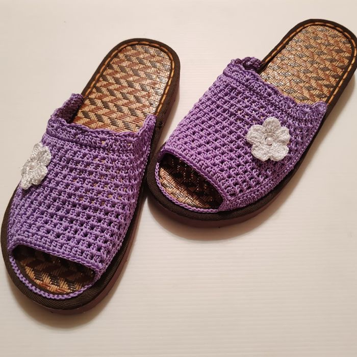 Қолдан тоқылған аяқ киімдер.