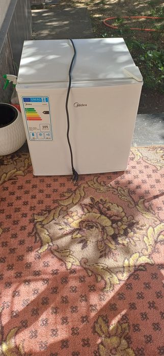 Мини холодилник работает