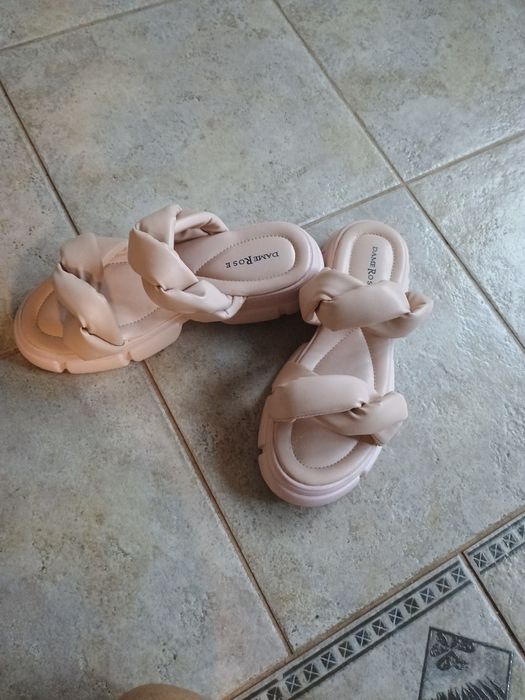 Продавам дамски чехли