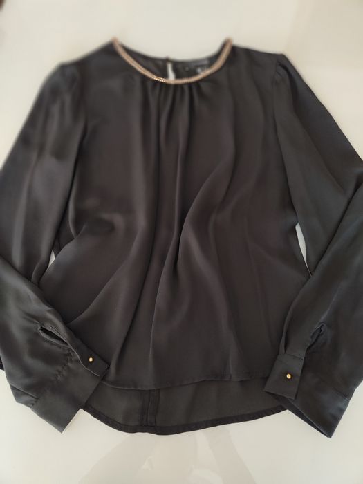 Ризка с камъчета около деколтето.