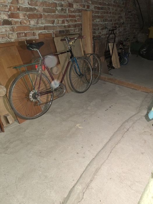 Vând  bicicletă semicursiera ,plus 2 roți  de rezervă.