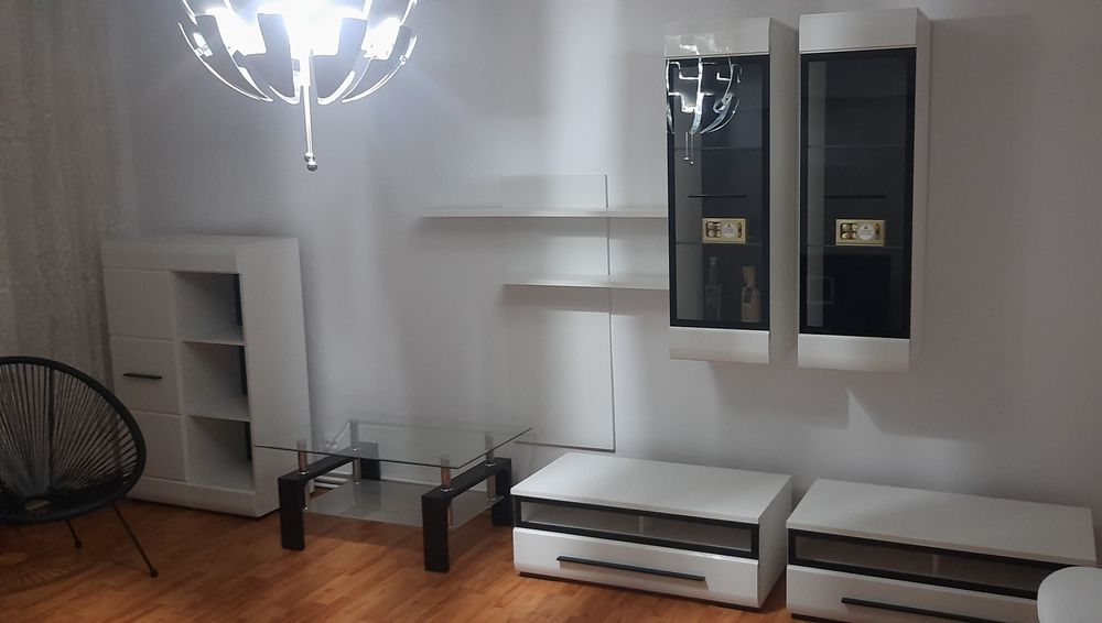 Mobila sufragerie modern alb in stare buna