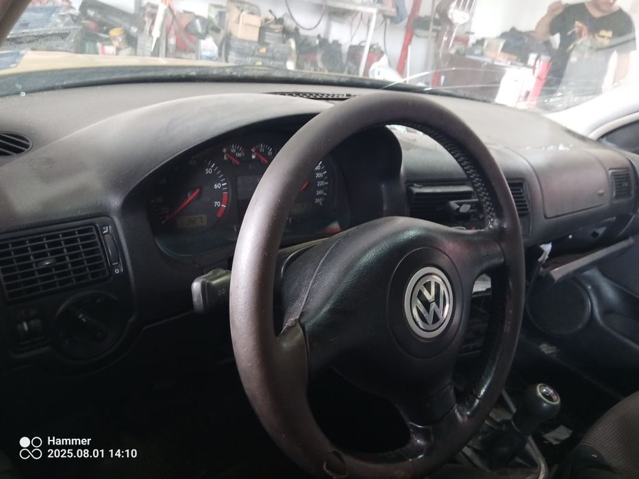 Продавам volkswagen golf 4 2000 кубика 115 коня бензин на части