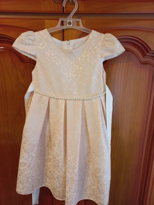 Vând 5 rochițe 4_6 ani _40 lei fiecare.