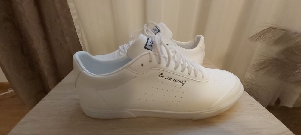 Vând pantofi sport damă, marimea 38, sunt noi, neputati.