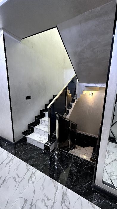 Своя Продаются новый хай-тек дом Мирабадский района.