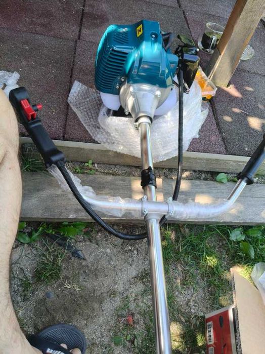 Motocoasa pe benzina UralMash Campion,8.5c.p,tija detasabila!