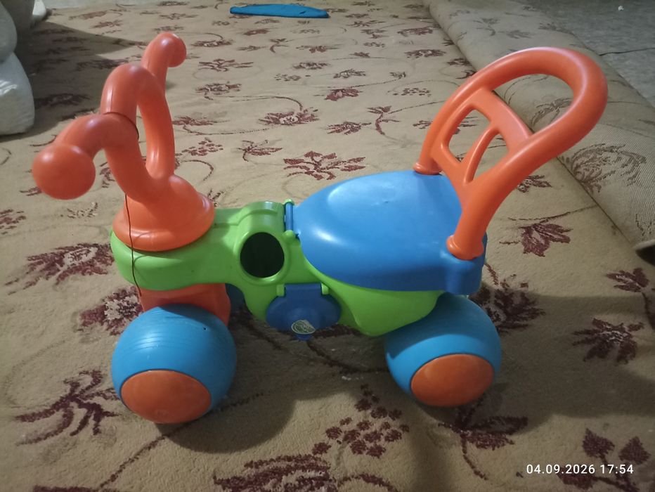 Детские игрушки ,стол,машинка,толокары