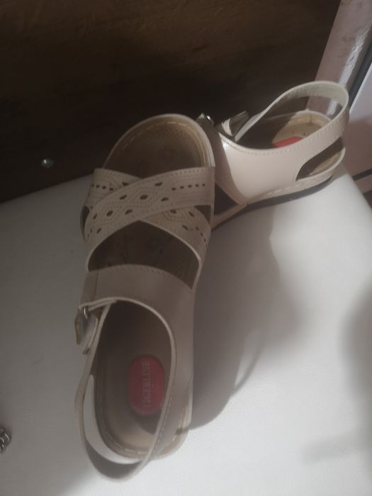 Сандали 39 н. Кожени
