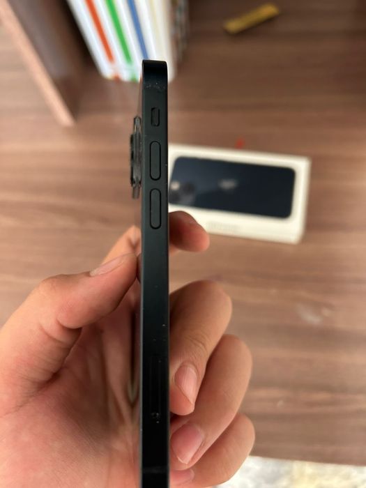 iPhone 13 mini.