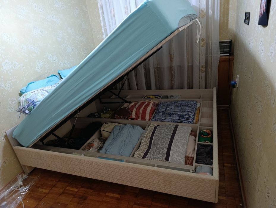 Кровать большого размера